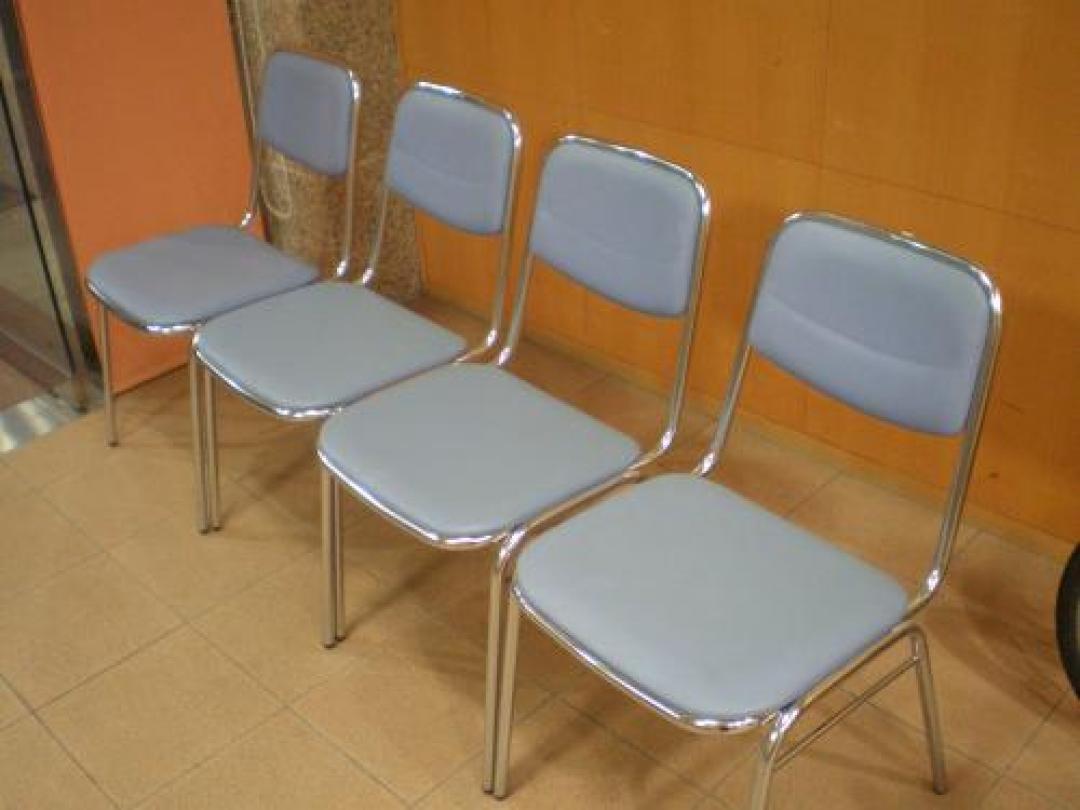 【セット商品】4脚セット　オカムラ製　スタッキングチェアー　ビニール地　ライトブルー【会議チェア】
                                    中古
            