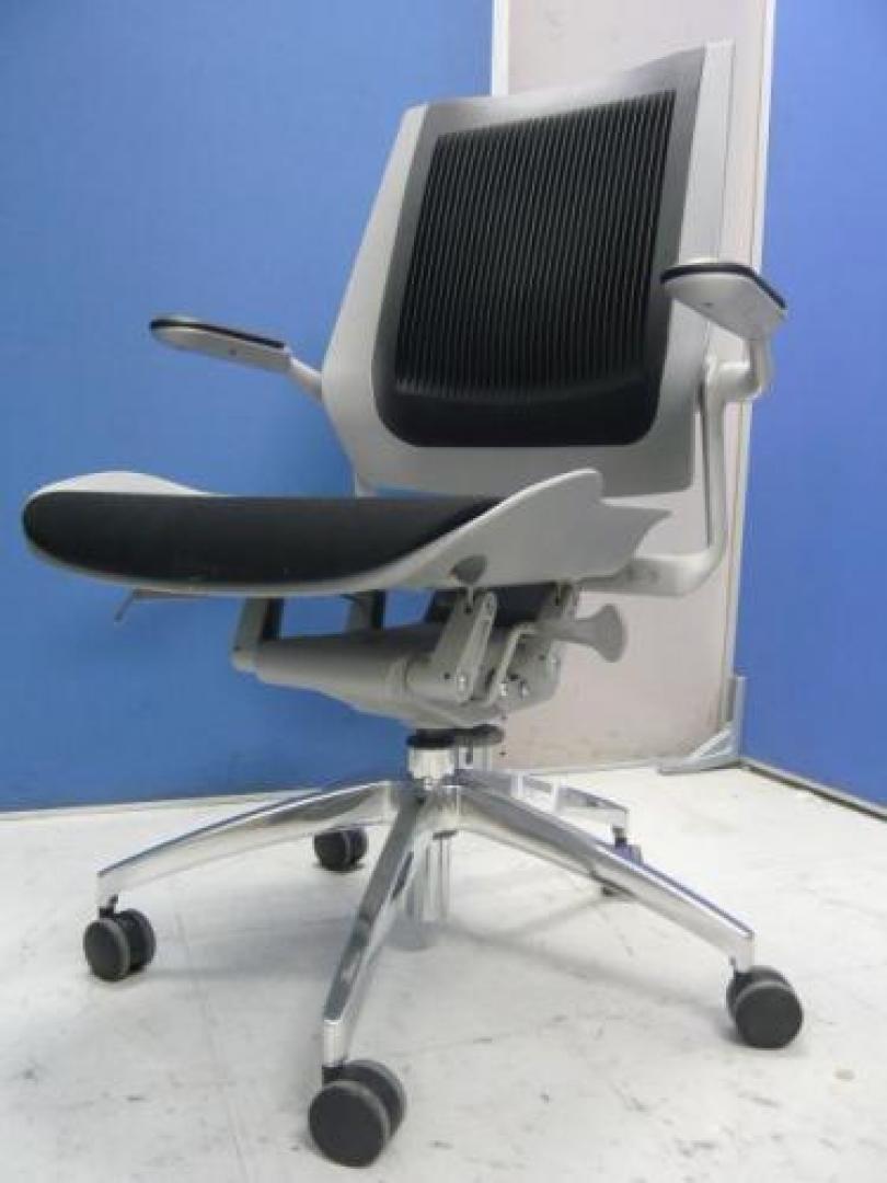 【￥２９,４００　9/30更新】【状態良好】【高級チェア】KOPLUS製　肘付き ボディフレックスチェア■ブラック■数量限定　　ご自宅におしゃれチェア！いかがでしょうか【OAチェア】
                                    中古
            