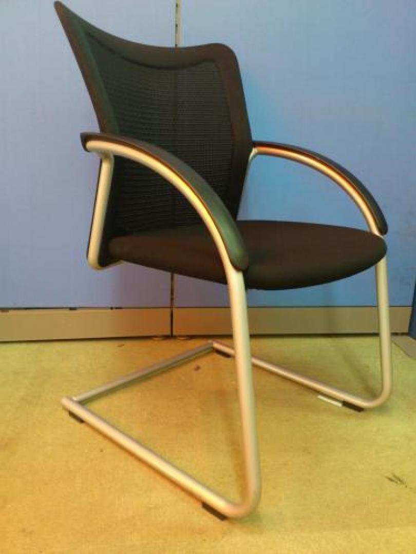 ■イトーキ製　■ミーティングチェア（KEシリーズ）■キャンティーレバー脚　定価87.885円が、7350円（OB価格）にて、ご提供!!【会議チェア】
                                    中古
            