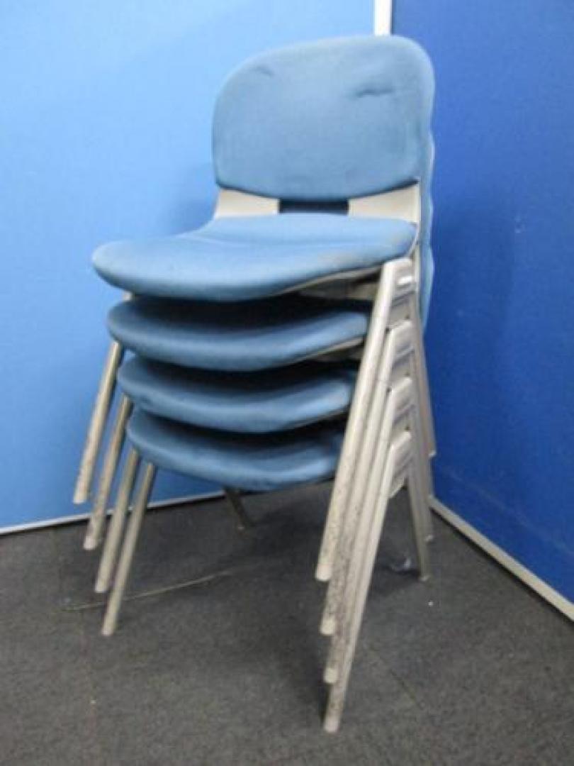 【内田洋行　製　　コアシリーズ】重ねて収納スタッキングチェア　生地にヨレがある為この価格【会議チェア】
                                    中古
            