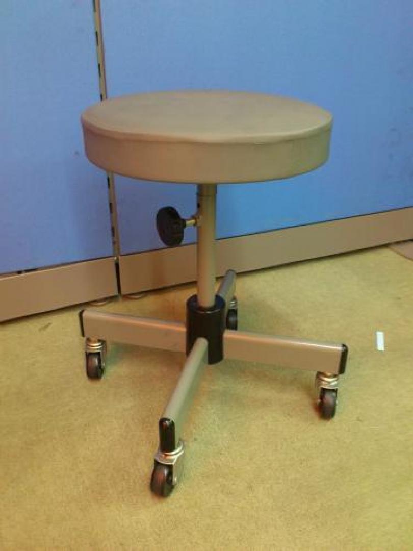 ■丸椅子 ■型古ですが、使用上問題なし!!!　大阪、京都を始め、北陸・関西エリアの中継地点として、オフィスに感動をお届け致します。

                                    中古
            