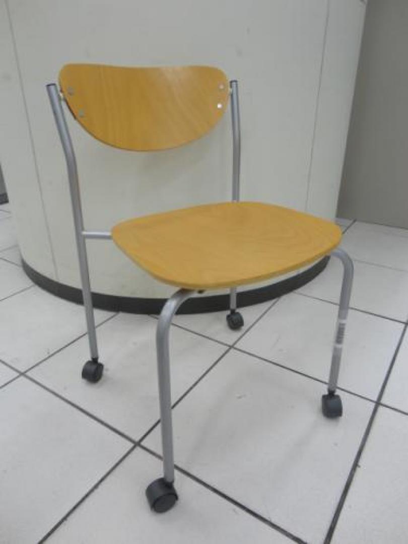 ホウトク製　　スタッキングチェアー　キャスター付き【会議チェア】
                                    中古
            