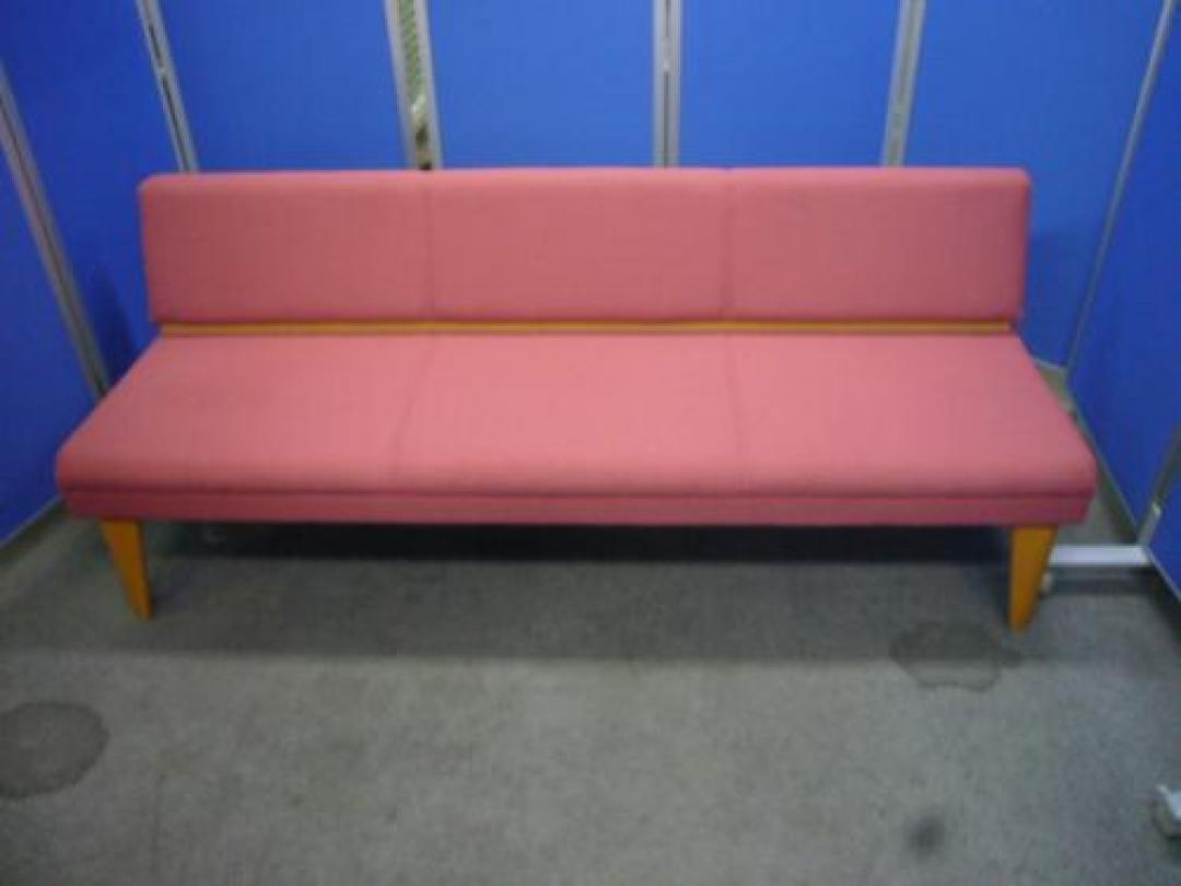 【お努め品】内田洋行製■3人掛けソファー■ロビーチェアとして、ちょっとした待合スペースにもってこいのソファー■【脚の若干の割れあり】
                                    中古
            