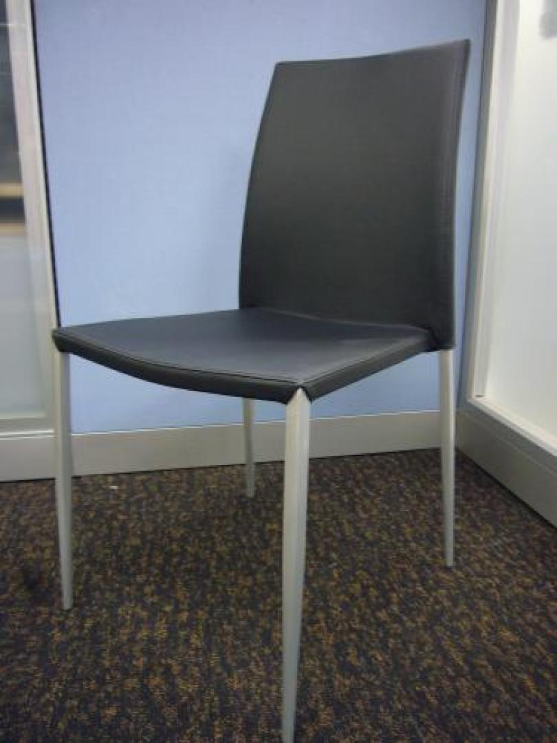 イナバ製ＫＣ-480チェア！！合成皮革で汚れ・傷に強く、スチールフレームのスタイリッシュなデザインがオシャレなオフィスを彩ります！！【会議チェア】
                                    新古品
            