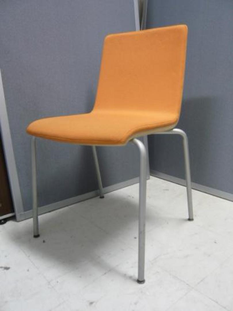 【状態良好】◆オカムラ製　スタッキングチェア　オレンジ■リフレッシュスペースにピッタリのチェアです【会議チェア】
                                    中古
            
