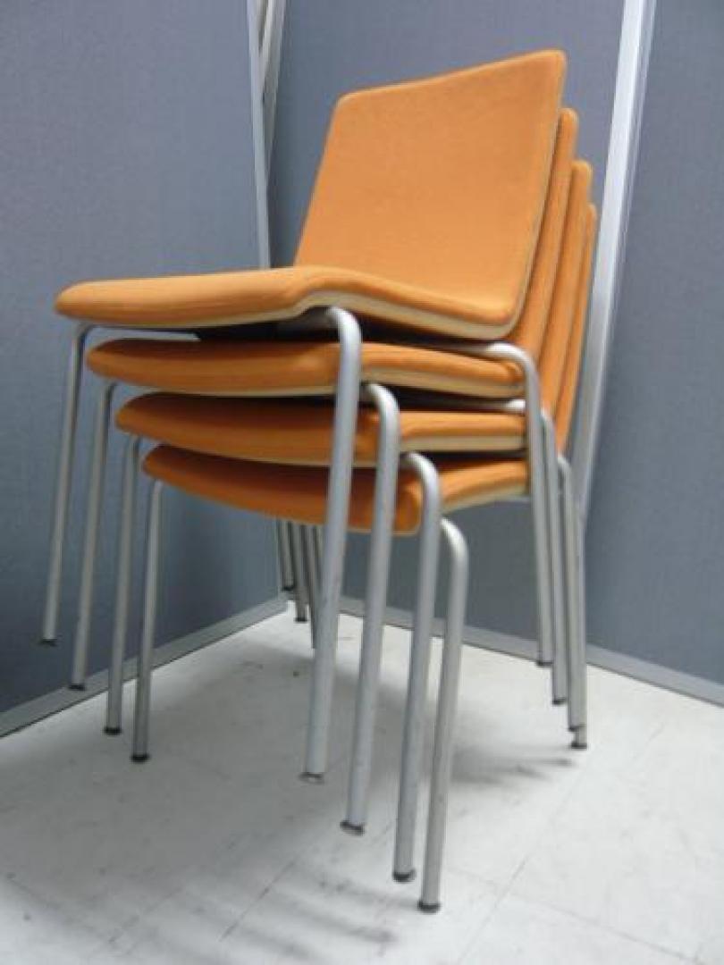 【セット商品】◆オカムラ製　スタッキングチェア　オレンジ　4脚セット■リフレッシュスペースにピッタリのチェアです【会議チェア】
                                    中古
            