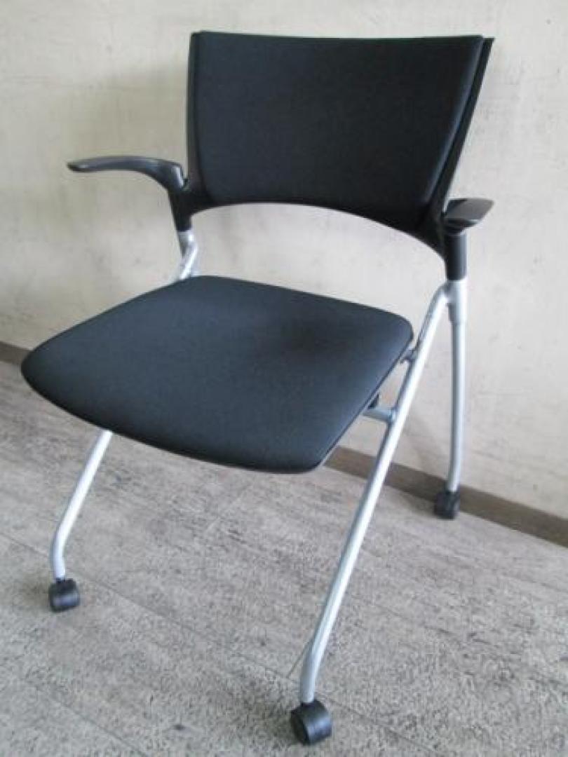 ☆★　イトーキ　マノスチェア　ネスティング　肘付　ブラック　☆★【会議チェア】
                                    中古
            