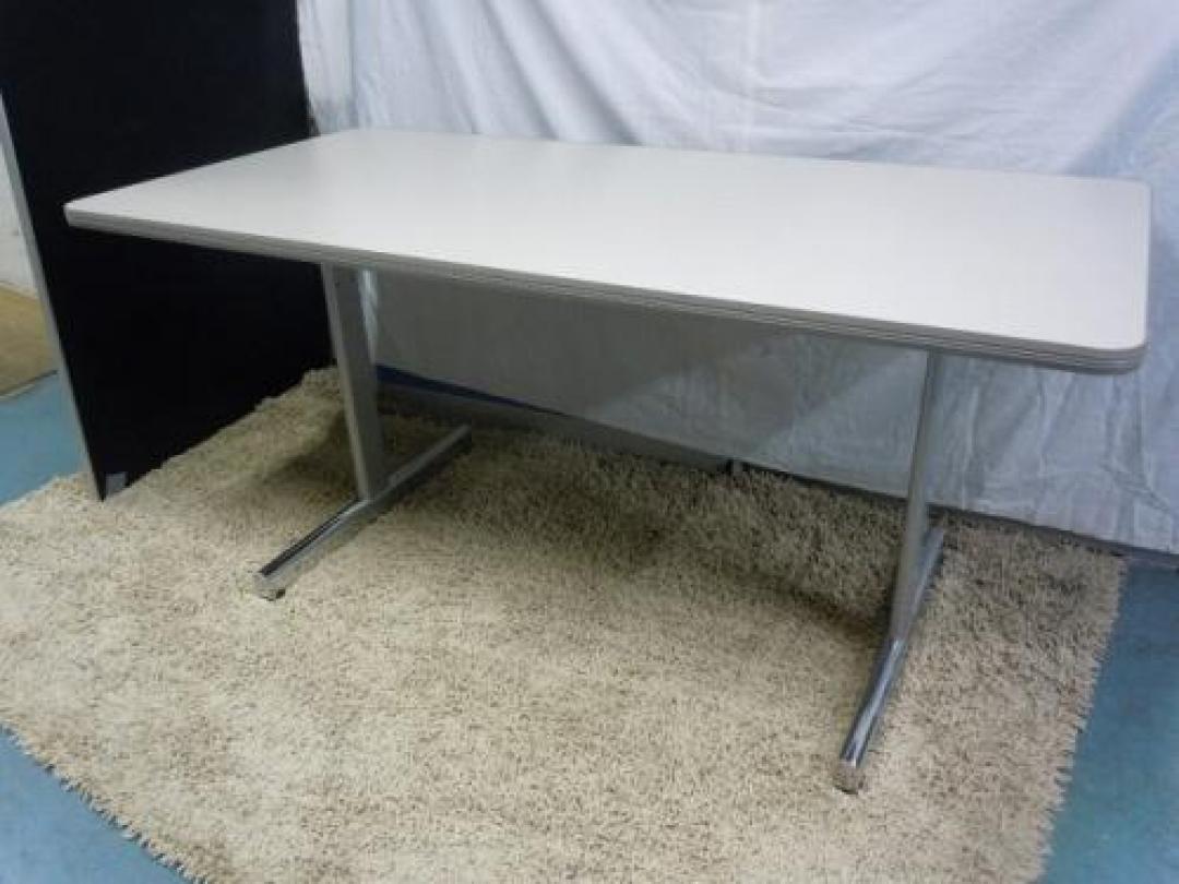 【1台入荷！】幅1500mm 奥行き750mm ミーティングテーブル
                                    中古
            