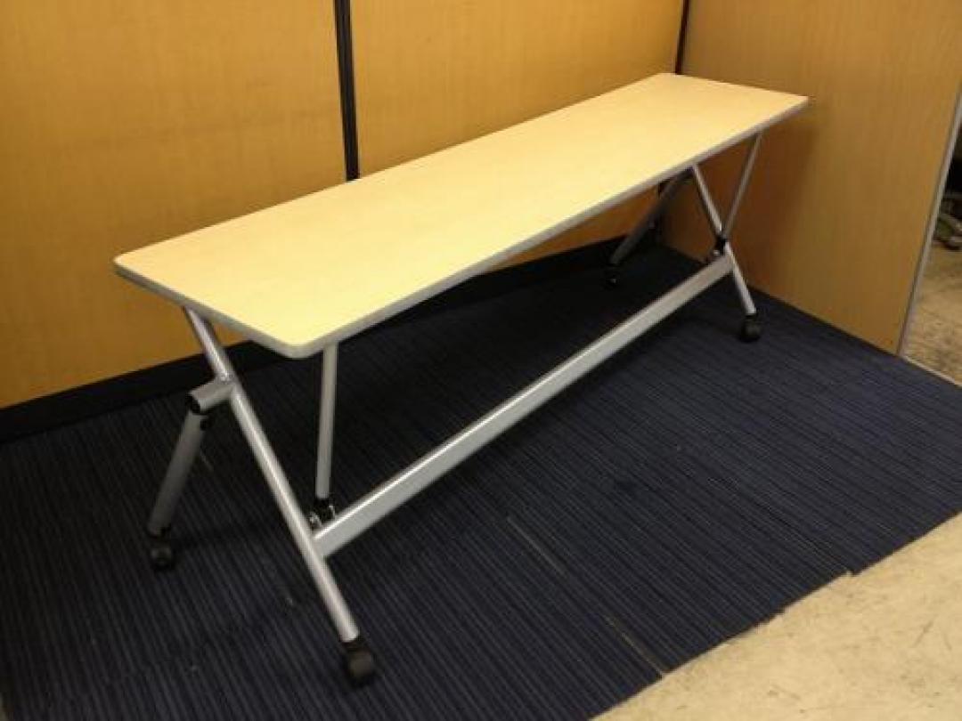 4/23在庫■木目の会議用テーブル■天板畳んで収納■棚が網棚です【本当に編みです】
                                    中古
            