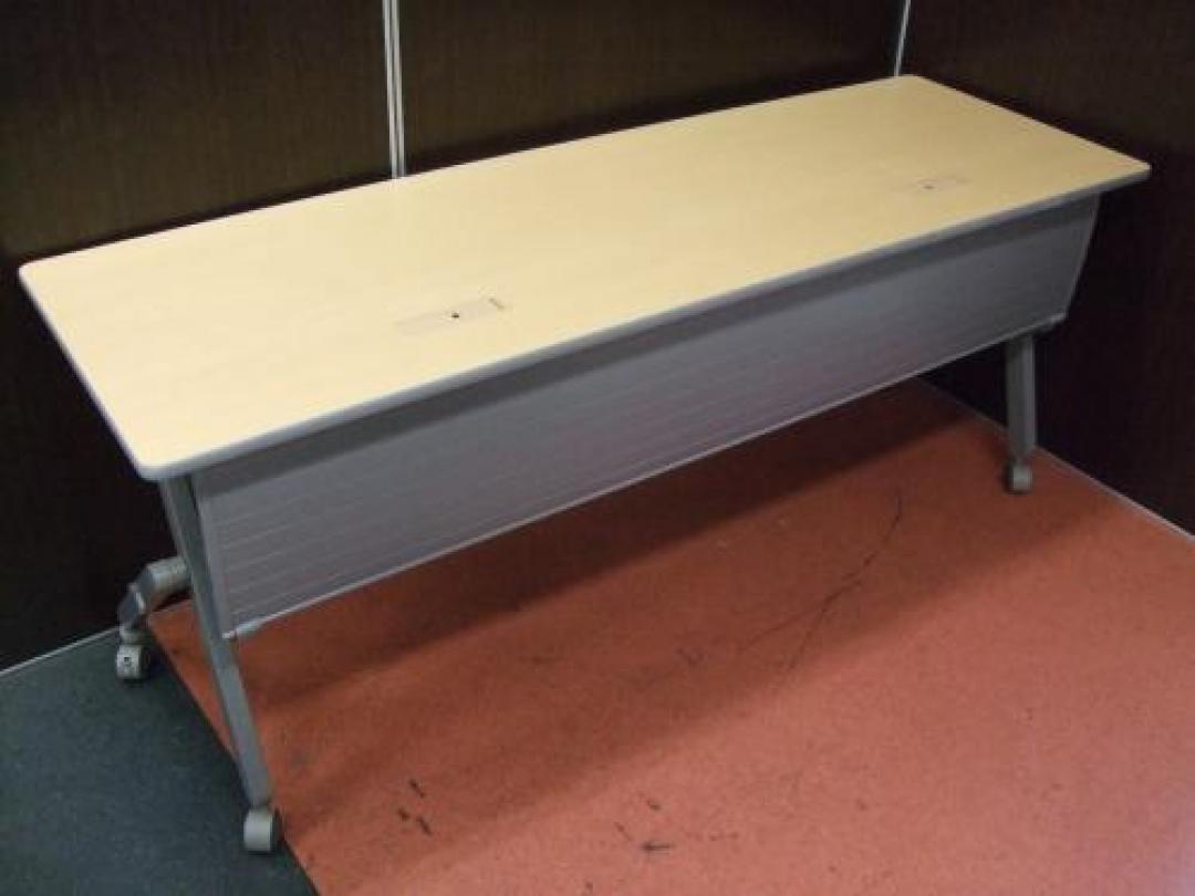 イトーキ製　スタックテーブル　【美品です】
                                    中古
            