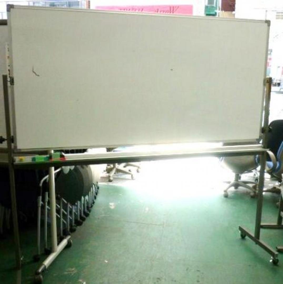 ■ホワイトボード　脚付両面タイプ　両面・片面各1台ずつ入荷です■
                                    中古
            