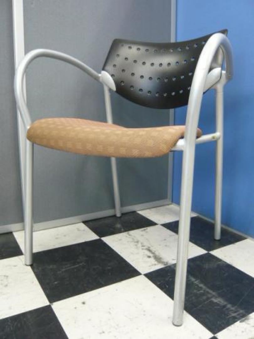 ◆KEILHAUER（キールハワー）製　Also（オルソ）スタッキングチェア■高級チェア　￥５．２５０→１．５００　座面小さな穴あきのための大特価商品です！【会議チェア】
                                    中古
            