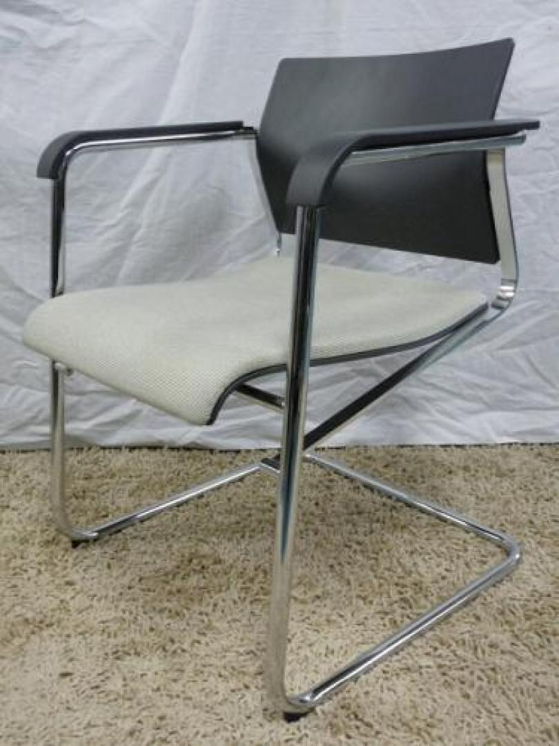 【2脚入荷！】ウィルクハーン製　sito シトチェア　■肘付きミーティングチェア　■グレー×ブラック　■状態良好♪【会議チェア】
                                    中古
            