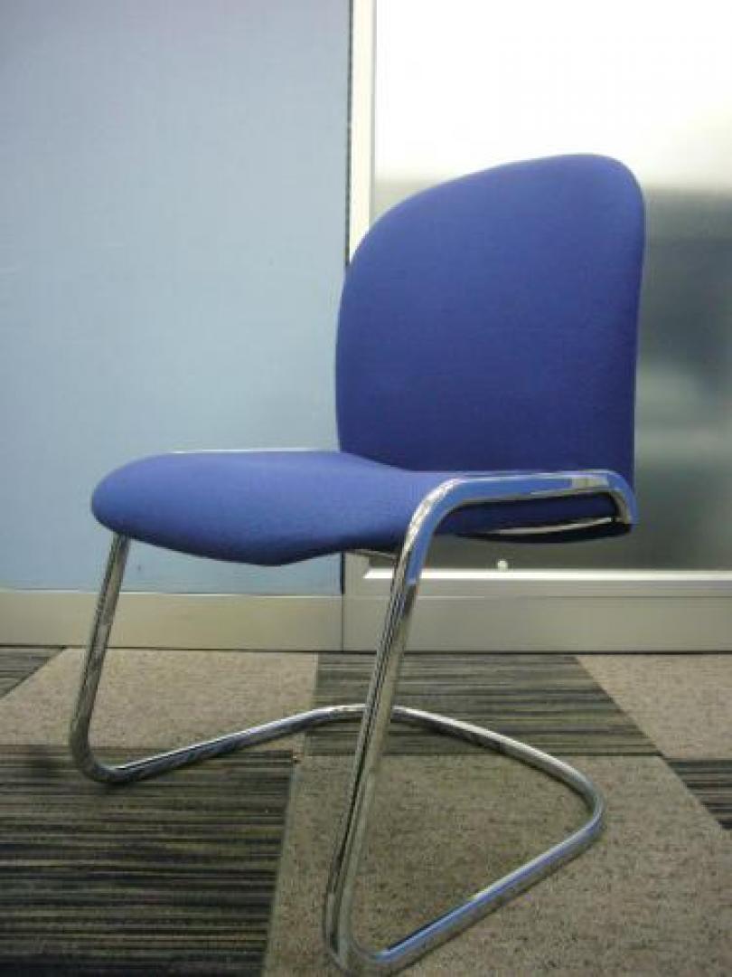 ミーティングチェア　カラー：ブルー　簡易的なミーティングチェア　。座面、背もたれ共にクッション素材！！【会議チェア】
                                    中古
            