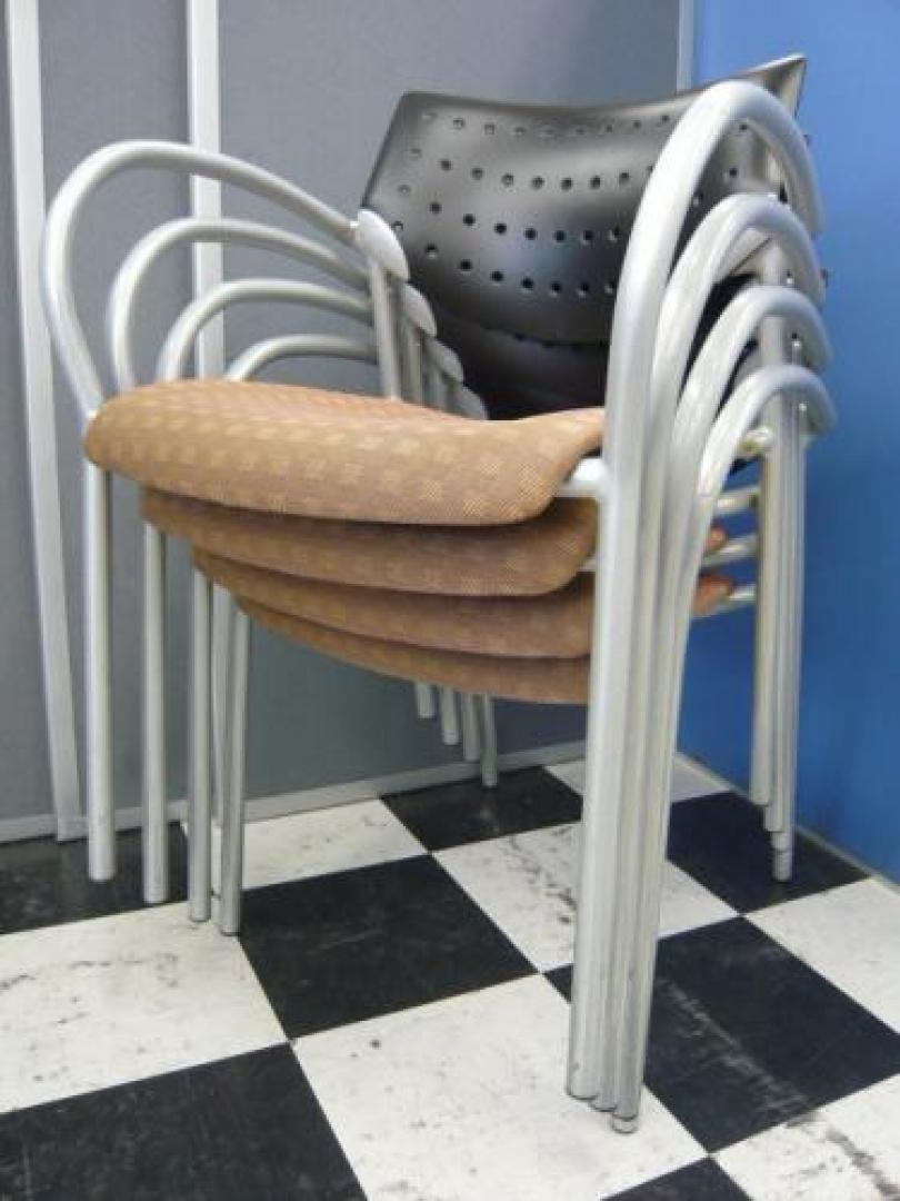 【４脚セット商品】◆状態良好　KEILHAUER（キールハワー）製　Also（オルソ）スタッキングチェア■高級チェア　【21,000　→　16,000 】大幅値下げキャンペーン中！【会議チェア】
                                    中古
            