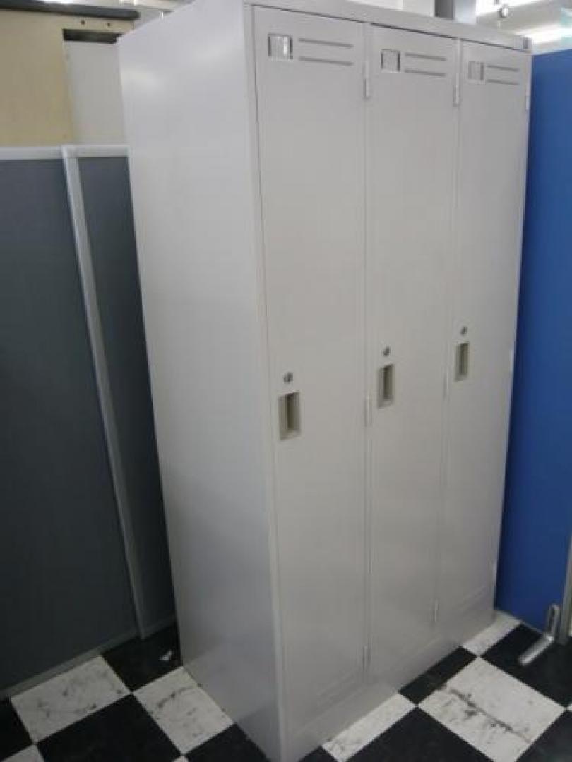 【ワケあり特価商品】◆【KOKUYO製】コクヨ製　3人用ロッカー■部材欠品
                                    中古
            