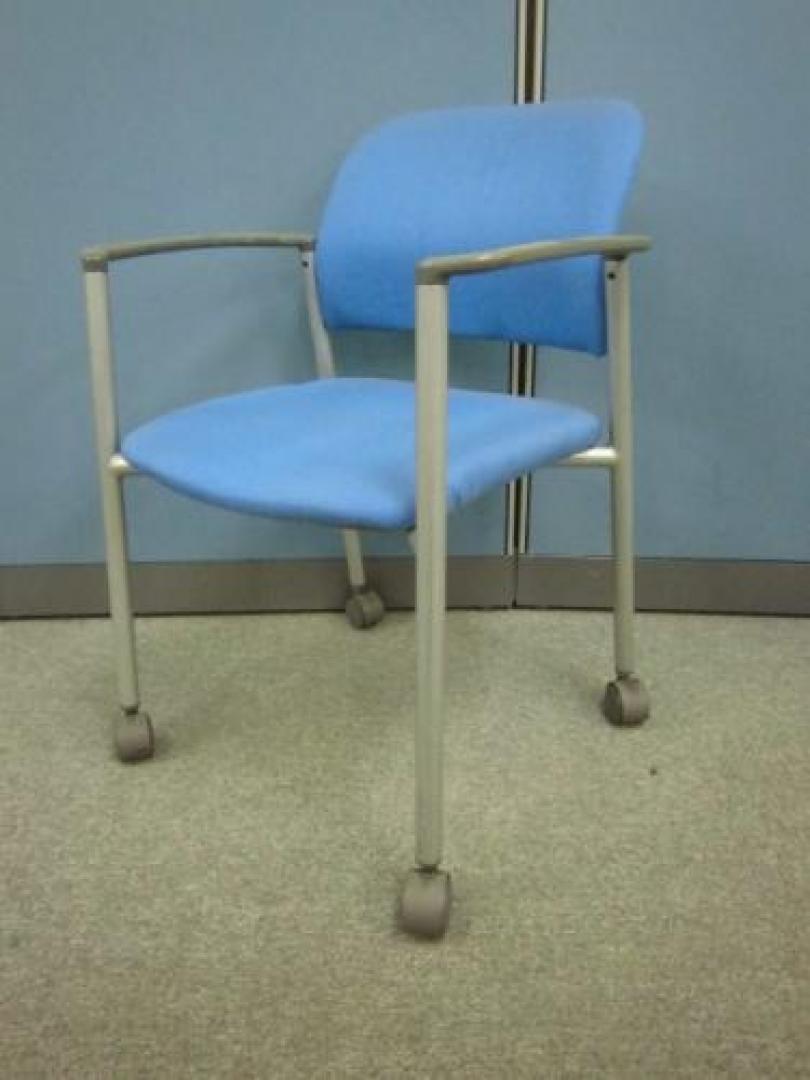 キャスター付きスタッキング【会議チェア】
                                    中古
            