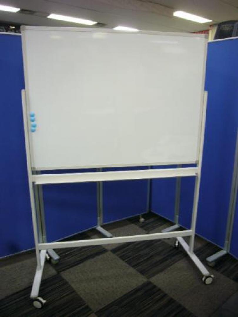 【ホワイトボード】自立式ホワイトボード！ミーティングに絶対必要なアイテムです！なんでも書ける無地タイプ！
                                    中古
            