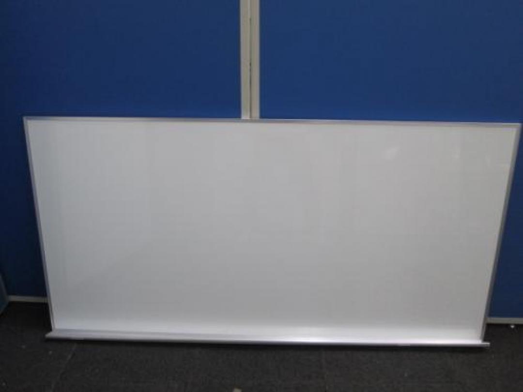 ■おつとめ品■壁掛けホワイトボードが入荷。たっぷり書けるW1800タイプ。ちょっと訳有り。壁掛け金具がついていません。
                                    中古
            