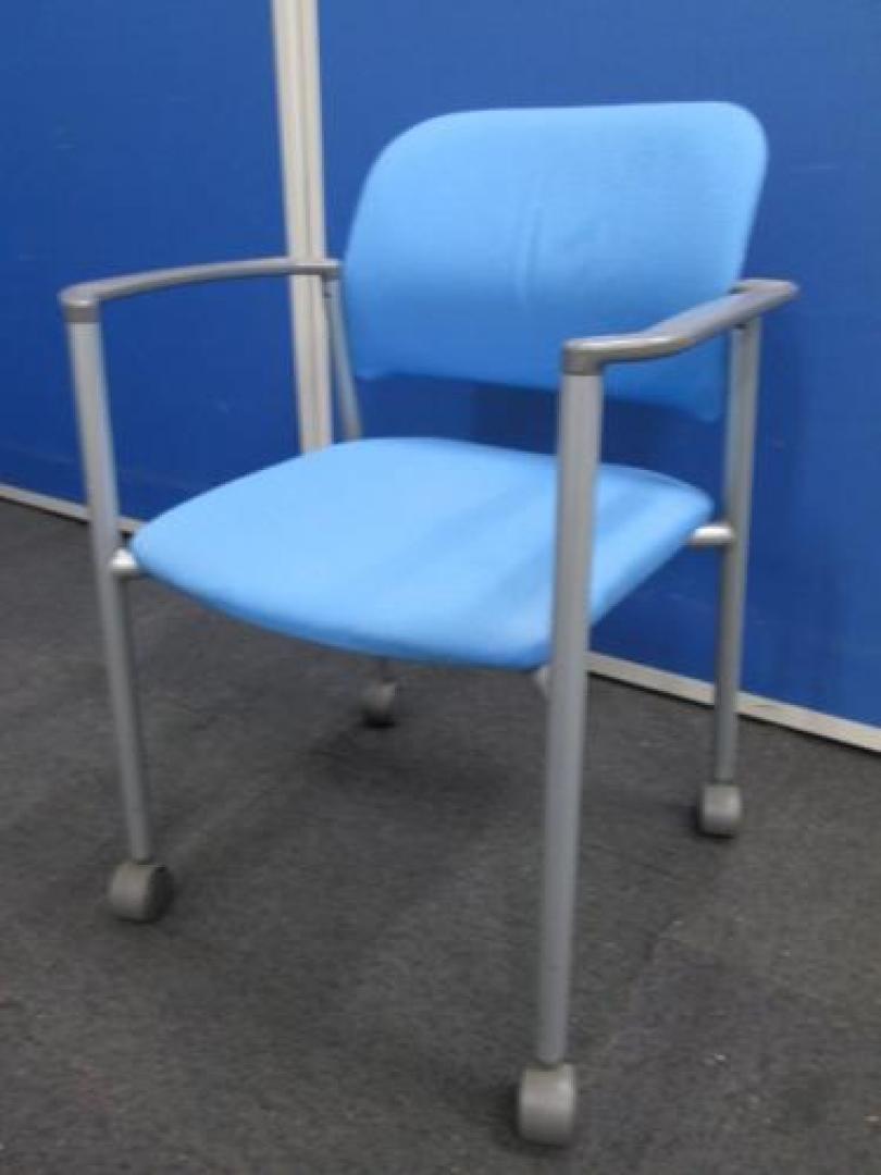 ■状態良好■コクヨ製スタッキングチェアが入荷。キャスター付きだから移動も楽。肘置きもついてるから長時間の会議でも疲れない。【会議チェア】
                                    中古
            