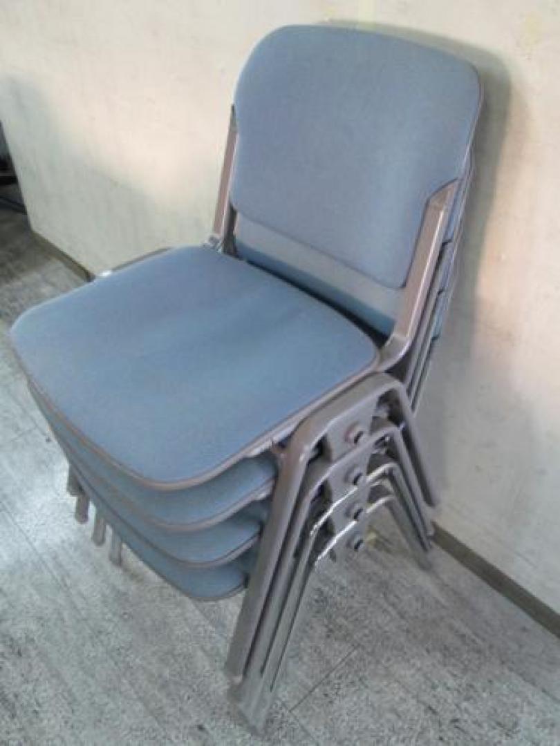 オカムラ　スタッキングチェア　ブルー　【4脚セット】オフィスチェアー　【会議チェア】
                                    中古
            