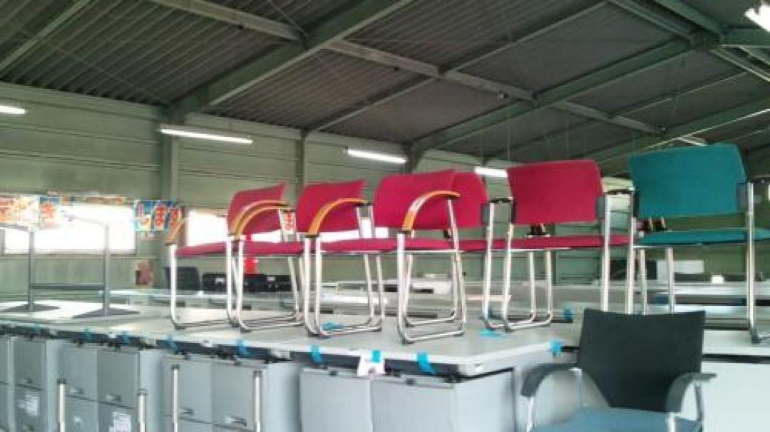 ミーティングチェア　肘付【会議チェア】
                                    中古
            