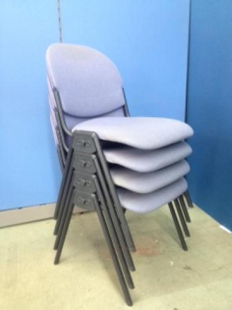 スタッキングチェア４脚セット　■重ねられる便利なタイプ　若干ほつれあり　使用上問題なし!!【会議チェア】
                                    中古
            