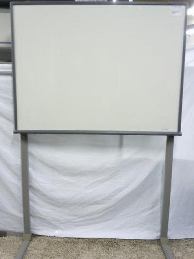 【１台入荷！】脚付きホワイトボード　■自立しません　後ろに壁があるところでご使用下さい
                                    中古
            