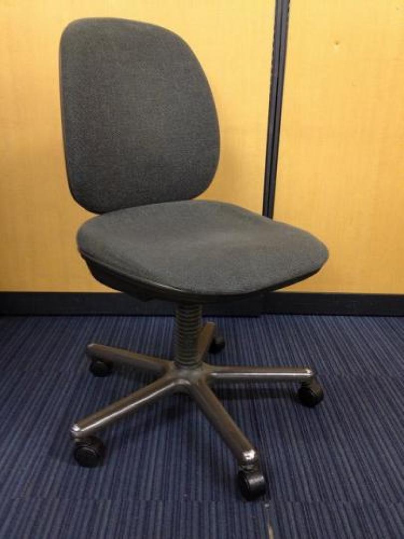 【￥1,050-｜4/23更新】■型が古めのため安いです■限定1脚■おつとめ品■【OAチェア】
                                    中古
            