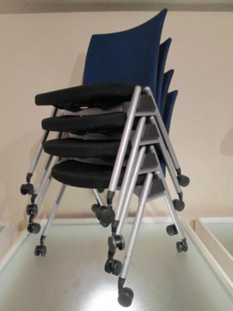 【大量在庫　30脚ございます】人気のキャスター付　スタックチェア【会議チェア】
                                    中古
            