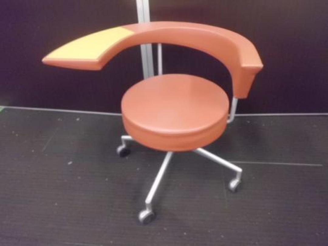 【残り１点特価シリーズ】　内田洋行製　トレイ付ミーティングチェア　■　ＷＴ-110　■　テーブルとチェアの１台２役の万能チェア【会議チェア】
                        
                                    中古
            