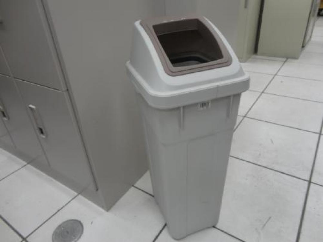 ■ダストボックス〜休憩スペースにも最適〜
                                    中古
            