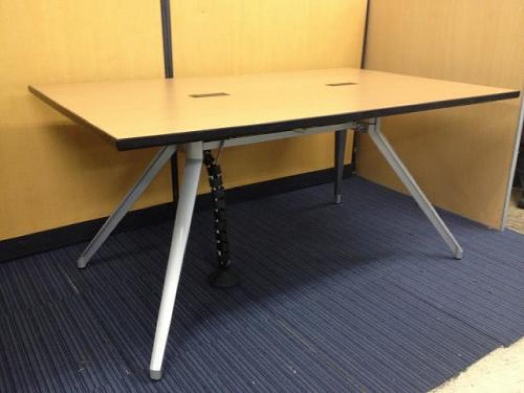 4/23在庫■コクヨ製■状態良好なおしゃれな会議テーブル■配線タップ付き■
                                    中古
            