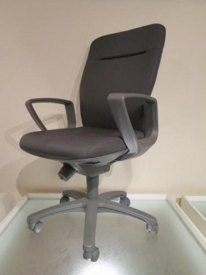 【状態良好　クリーニング済み商品】　コクヨ製　レグノ2チェア肘付【OAチェア】
                                    中古
            
