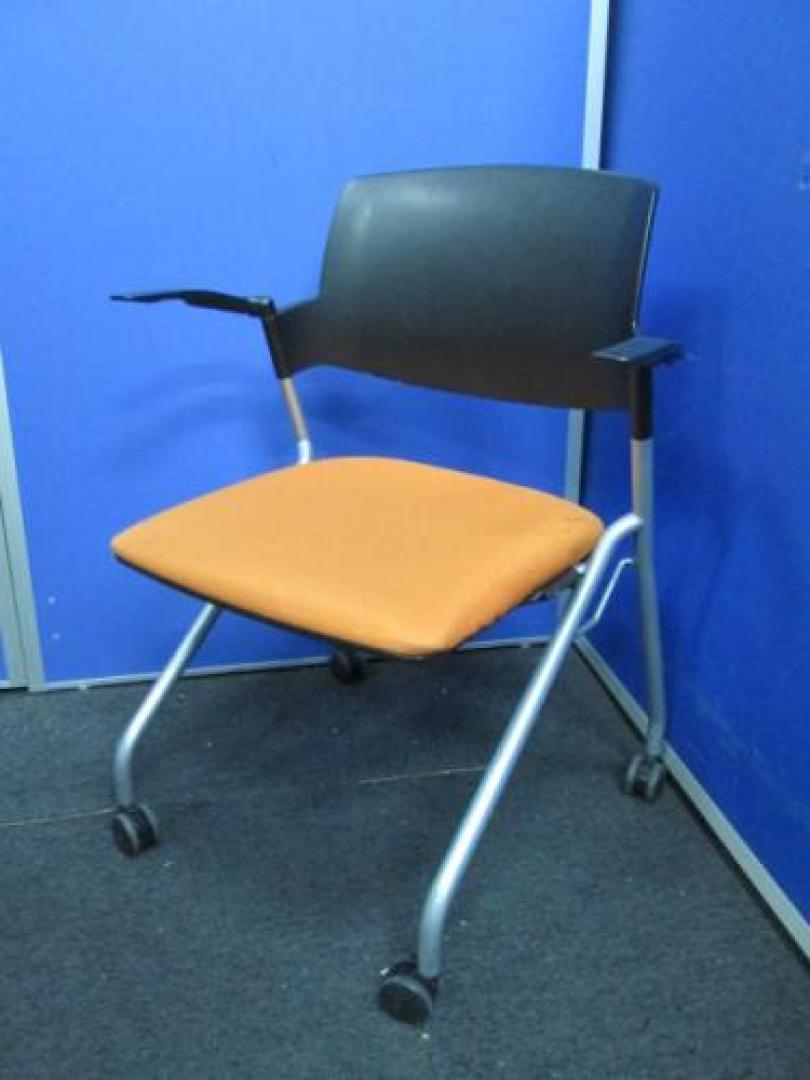 【業者クリーニング済み】【プラス製　平行スタッキングチェア　肘付】スーパーのカートの様に収納できます【会議チェア】
                                    中古
            