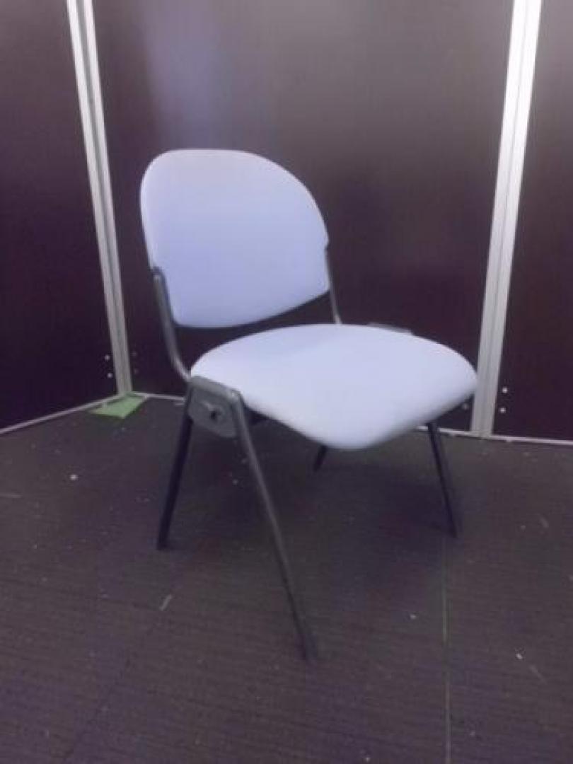 【緊急値下げ！！￥２.５００→￥１.９９９　揃いの在庫シリーズ】　スタッキングチェア　■　パープル色　■　若干の破れ有り【会議チェア】
                                    中古
            