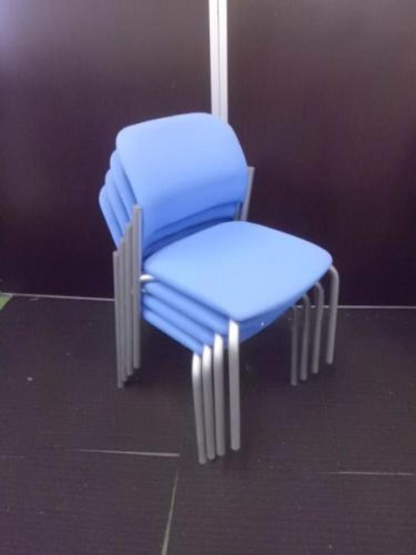 【￥１６.８００　４点セット商品シリーズ】　ＫＯＫＵＹＯ製　スタッキングチェア×４脚セット　■　状態良好　■　【セット商品】【会議チェア】
                                    中古
            