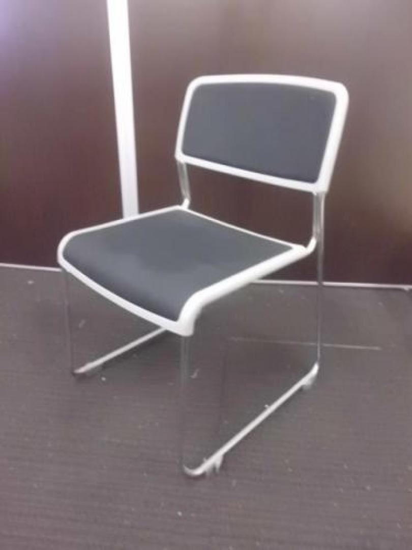 【￥２.０００　残り１点特価シリーズ】　ＫＯＫＵＹＯ製　スタッキングチェア　■　状態良好【会議チェア】
                                    中古
            