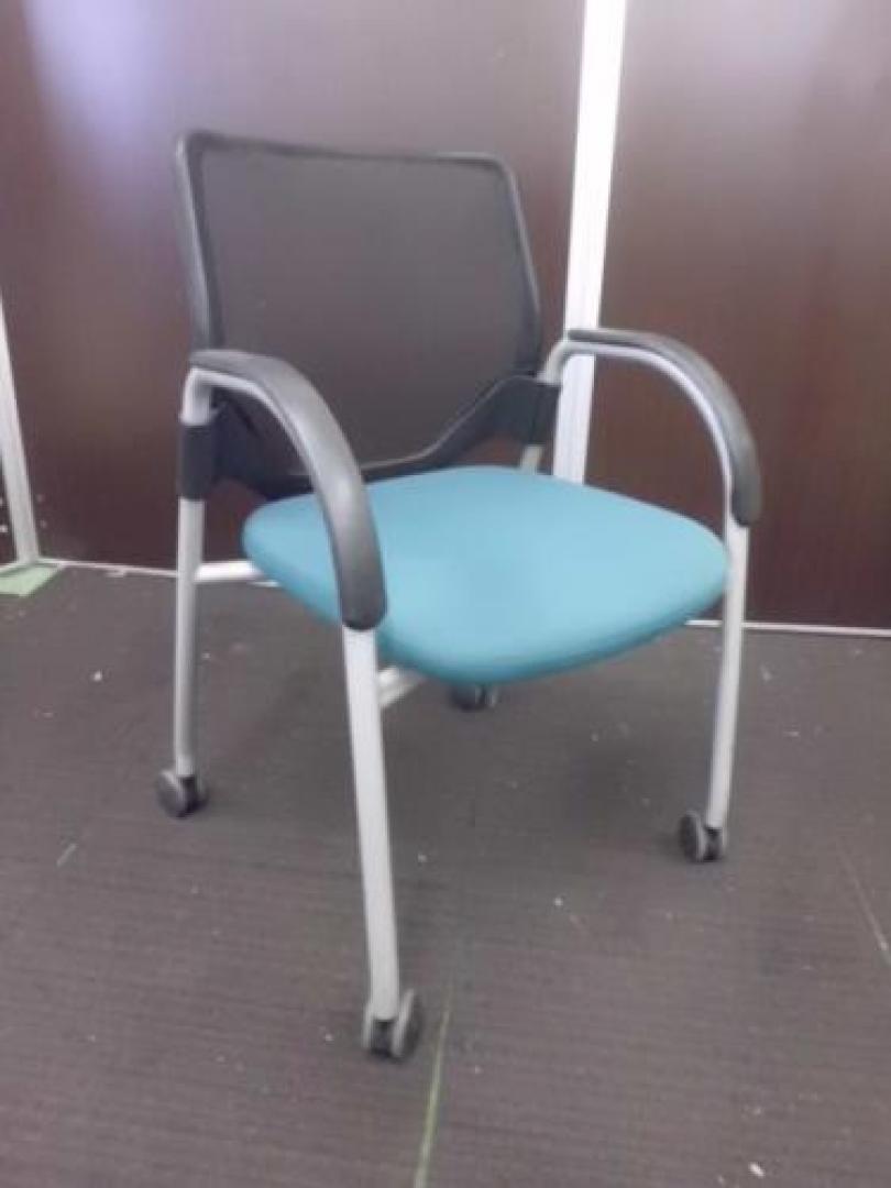 【緊急値下げ！！￥５.２５０→￥４.４４４　残り２点特価シリーズ】　オカムラ製　背面メッシュ　ミーティングテーブル　■　状態良好【会議チェア】
                                    中古
            