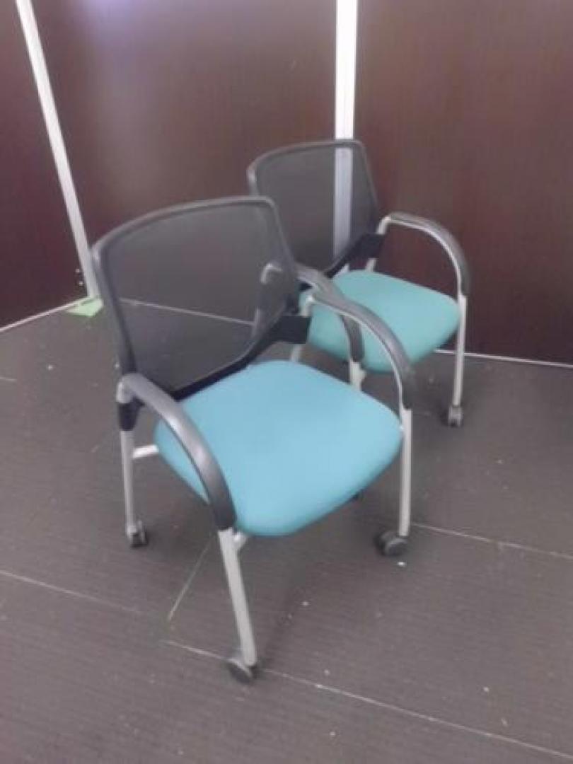 【￥８.８８８　２点セット商品シリーズ】　オカムラ製　背面メッシュミーティングチェア×２脚セット　■　状態良好【会議チェア】
                                    中古
            