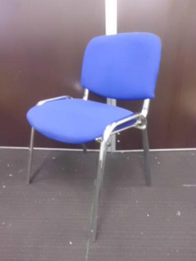 【￥１.４８０　残り２点特価シリーズ】　スタッキングチェア　■　明るいブルー色【会議チェア】
                                    中古
            