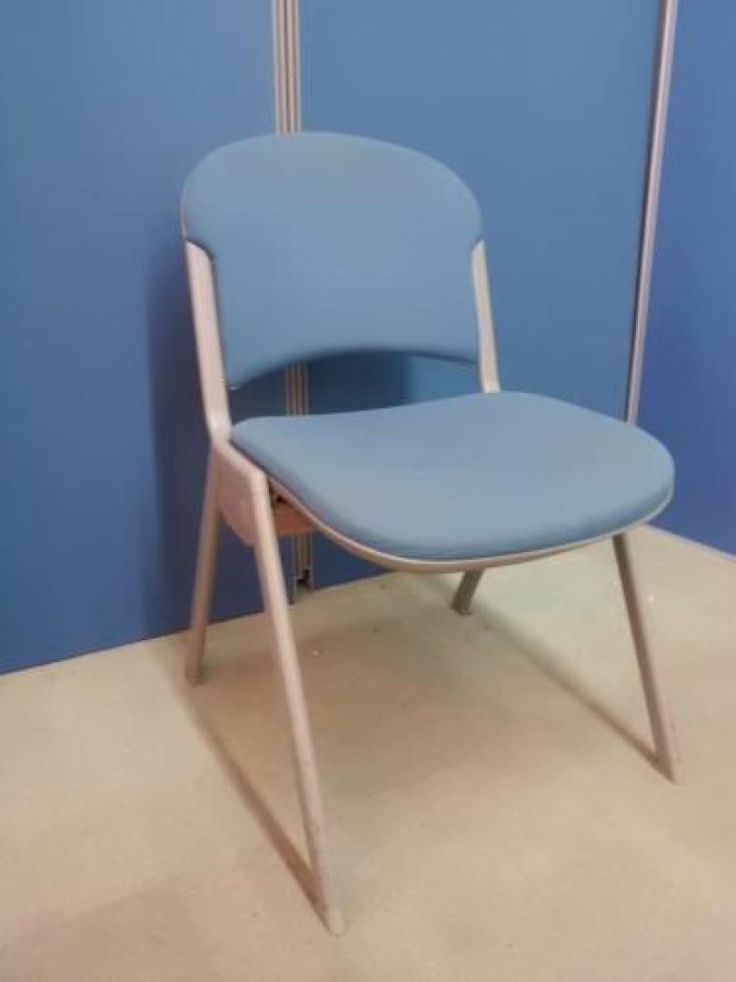 【■内田洋行製　■スタッキングチェアだけど、すわり心地抜群!!　※4/24現在　39脚在庫有り】※京都、滋賀県、配送費5パーセントOFF対象商品!!【会議チェア】
                                    中古
            