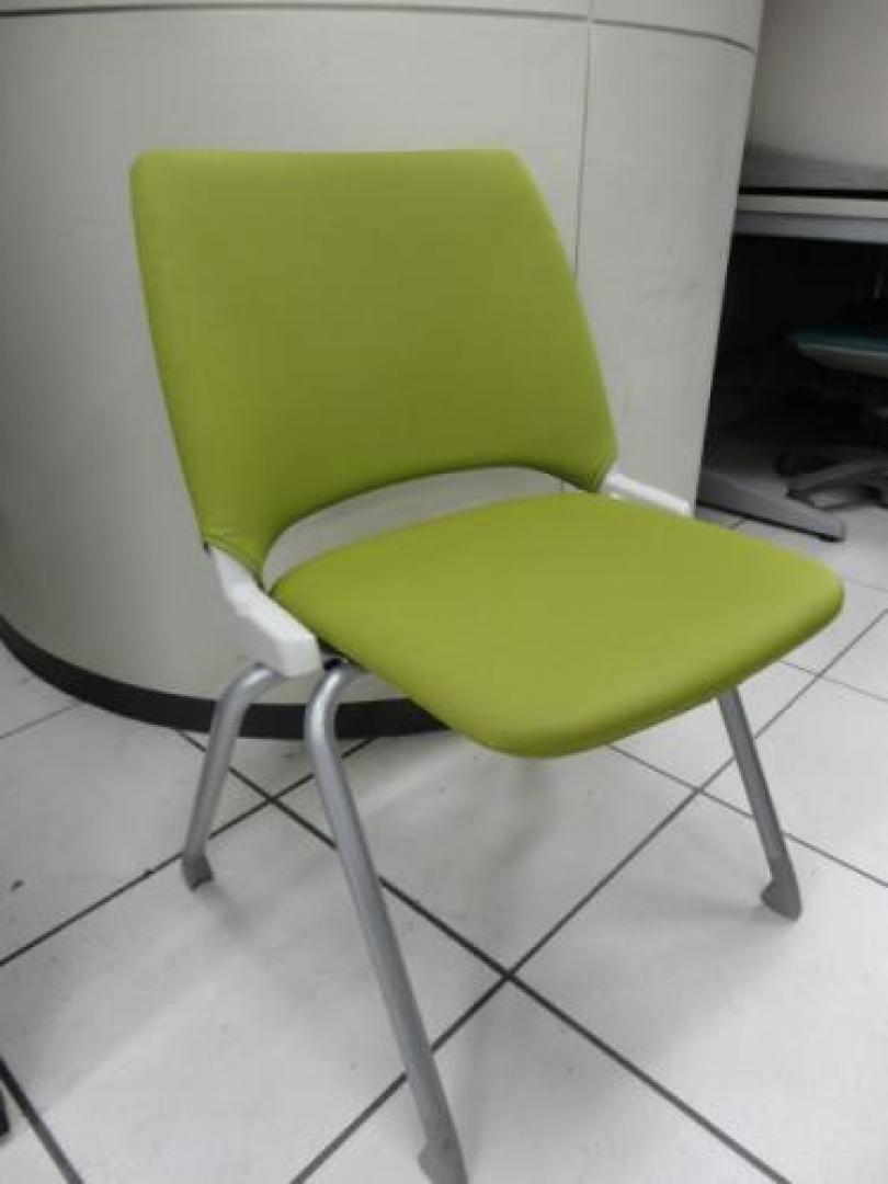 ■内田洋行製〜スタッキングチェア〜　■オシャレなイエロー！！【会議チェア】
                                    中古
            