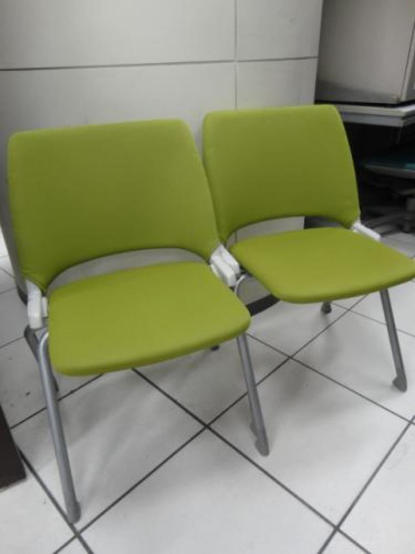 ■内田洋行製〜スタッキングチェア2脚セット〜　■オシャレなイエロー！！【会議チェア】
                                    中古
            