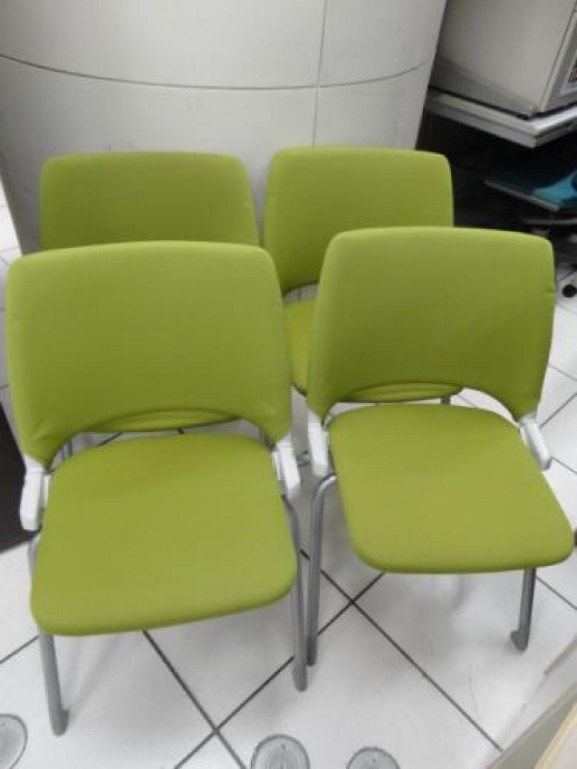 ■内田洋行製〜スタッキングチェア4脚セット〜　■オシャレなイエロー！！【会議チェア】
                                    中古
            