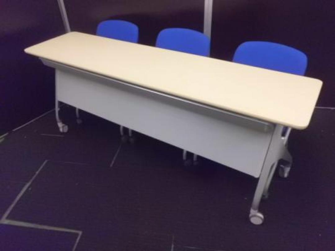 【￥２５.０００　４点セット商品シリーズ】　コクヨ製　サイドスタックテーブル＋コクヨ製ジグザミーティングチェア×３脚セット　■　状態良好　【セット商品】
                                    中古
            