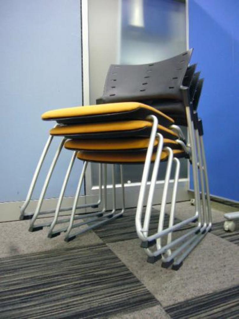 【4脚セット】イトーキ製マノスシリーズスタッキングチェア！！重ねられるので収納もバッチリ！！【会議チェア】
                                    中古
            