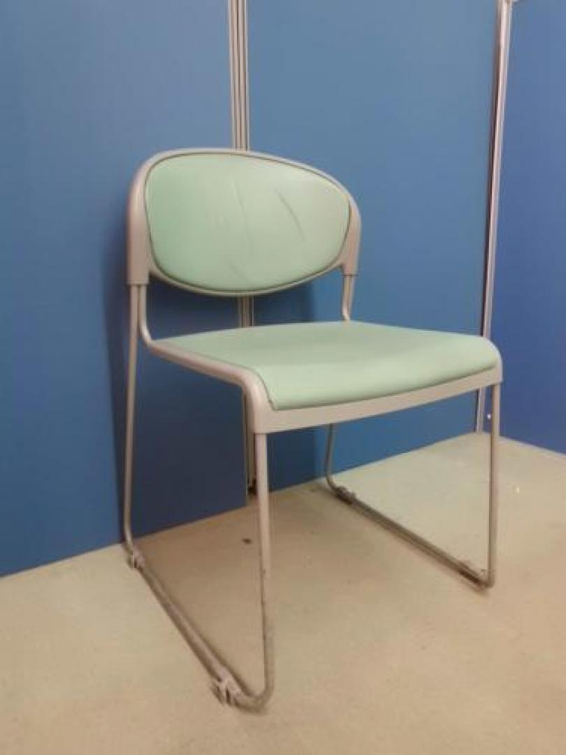 【■スタックチェア　■重ね合わせ可能　■レザー生地のため、掃除がらくらく!!】滋賀、福井、石川、富山などの北陸エリアもお任せください!!【会議チェア】
                                    中古
            