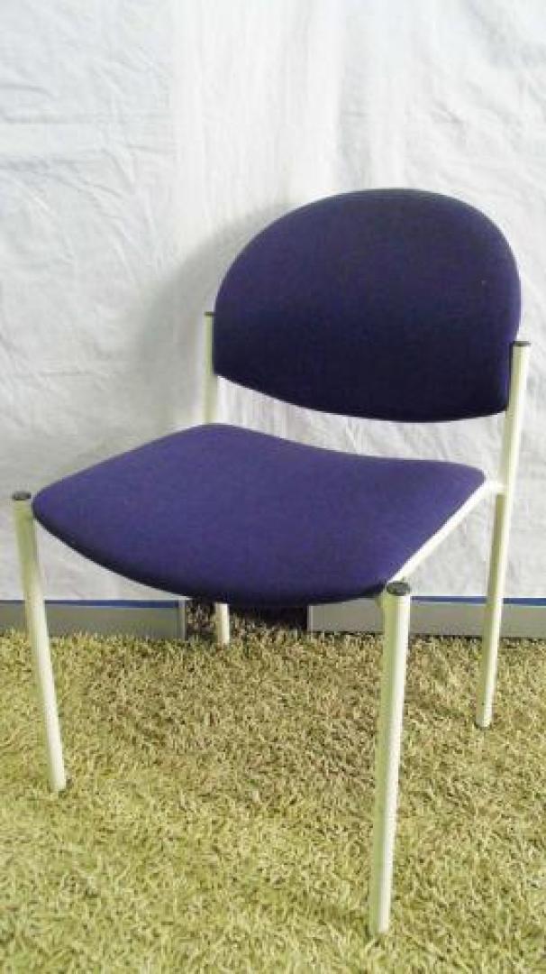 【4脚入荷！】コクヨ製　スタッキングチェア ■状態良好！【会議チェア】
                                    中古
            