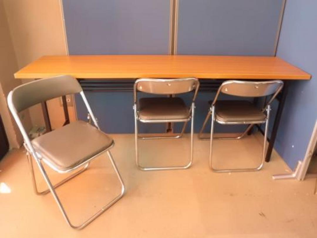 【セット商品】【折りたたみテーブル（未使用）+パイプイス3脚（オカムラ製）】トップメーカーと新古品のコラボレーション!!
                                    新古品
            